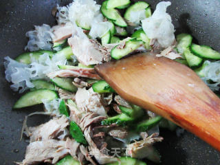 银耳牛肉炒青瓜的做法步骤：5
