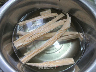红椒酱肉炒腐竹的做法步骤：1