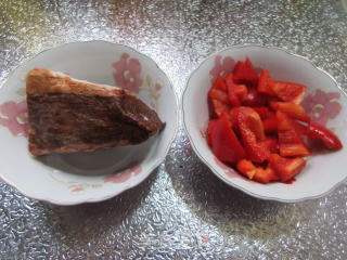 红椒酱肉炒腐竹的做法步骤：2