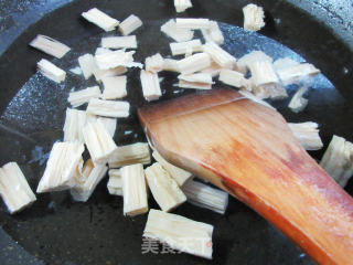 红椒酱肉炒腐竹的做法步骤：6