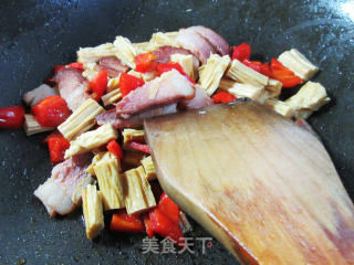 红椒酱肉炒腐竹的做法步骤：12