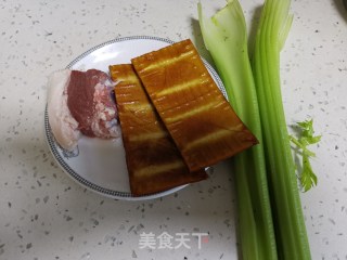 西芹炒香干的做法步骤：1