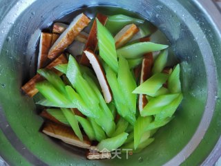西芹炒香干的做法步骤：4