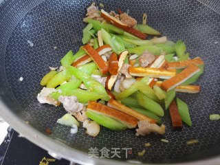 西芹炒香干的做法步骤：8