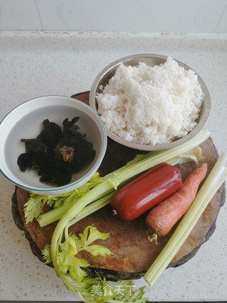 杂蔬火腿炒饭的做法步骤：1