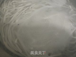 酸辣面的做法步骤：3