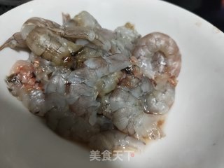 西葫芦炒虾仁的做法步骤：1