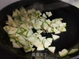 西葫芦炒虾仁的做法步骤：7