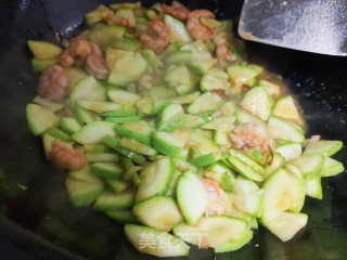西葫芦炒虾仁的做法步骤：9