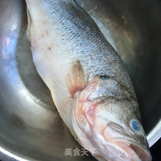 剁椒蒜蓉蒸鲈鱼的做法步骤：1