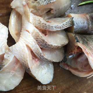 剁椒蒜蓉蒸鲈鱼的做法步骤：3