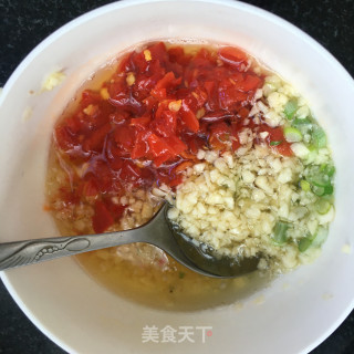 剁椒蒜蓉蒸鲈鱼的做法步骤：5