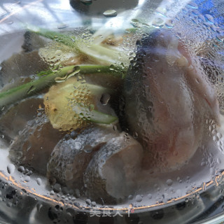 剁椒蒜蓉蒸鲈鱼的做法步骤：7