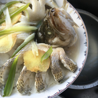 剁椒蒜蓉蒸鲈鱼的做法步骤：8