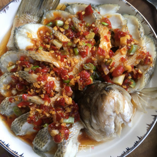 剁椒蒜蓉蒸鲈鱼的做法步骤：10