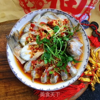 剁椒蒜蓉蒸鲈鱼的做法步骤：14