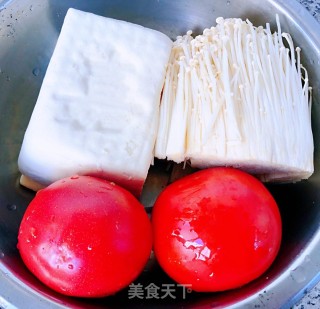 西红柿金针菇木耳炖豆腐的做法步骤：1