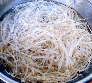 西红柿金针菇木耳炖豆腐的做法步骤：2