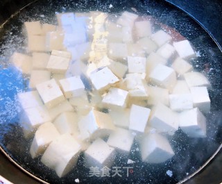西红柿金针菇木耳炖豆腐的做法步骤：4