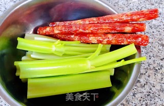 腊肠炒芹菜的做法步骤：1