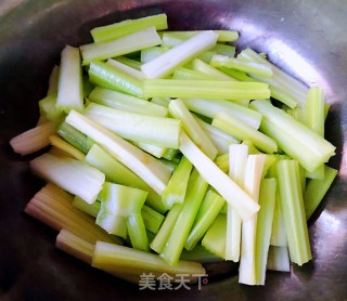 腊肠炒芹菜的做法步骤：2