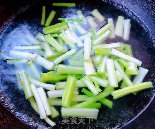 腊肠炒芹菜的做法步骤：3