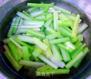 腊肠炒芹菜的做法步骤：4
