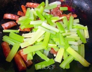腊肠炒芹菜的做法步骤：7