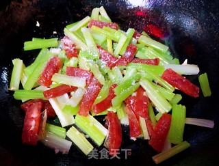 腊肠炒芹菜的做法步骤：8