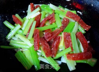 腊肠炒芹菜的做法步骤：9