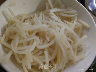 酸笋炒钉螺的做法步骤：2