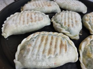 韭菜虾仁三鲜盒子的做法步骤：19