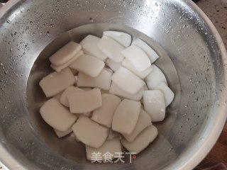 咸肉炒年糕的做法步骤：1