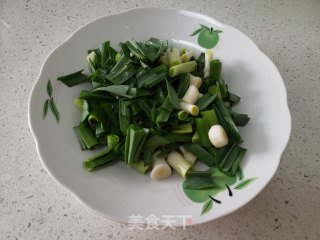 蒜苗炒鹅蛋的做法步骤：1