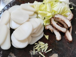 香菇煮年糕的做法步骤：1