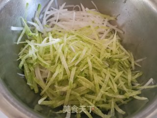 萝卜粉丝肥牛汤的做法步骤：1