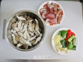 双椒蘑菇炒腊肉的做法步骤：1
