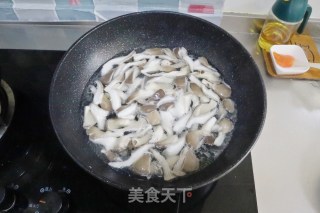 双椒蘑菇炒腊肉的做法步骤：2