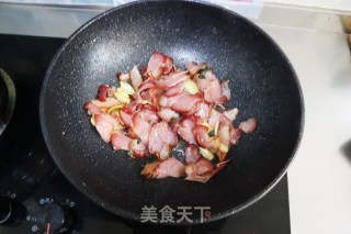 双椒蘑菇炒腊肉的做法步骤：4