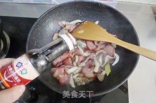 双椒蘑菇炒腊肉的做法步骤：5