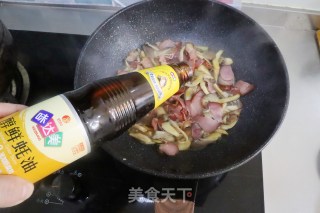 双椒蘑菇炒腊肉的做法步骤：6