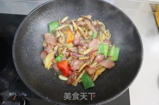 双椒蘑菇炒腊肉的做法步骤：7