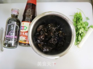 凉拌爽口黑木耳的做法步骤：1