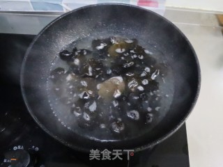 凉拌爽口黑木耳的做法步骤：2