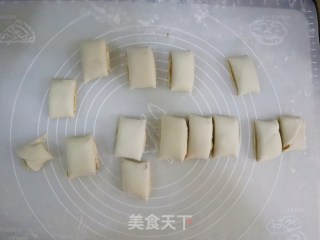 芝麻酱小花卷❗️酱香补钙的做法步骤：10