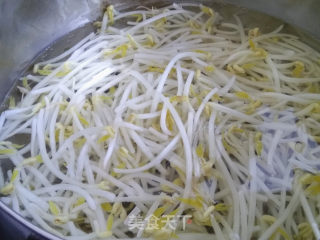 芹叶拌豆芽菜的做法步骤：4