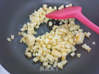 不用烤箱也能做的饺子皮苹果派的做法步骤：2