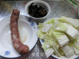 黑木耳香肠炒大白菜的做法步骤：1