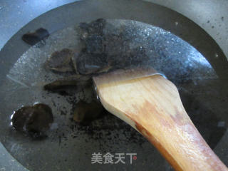 黑木耳香肠炒大白菜的做法步骤：3