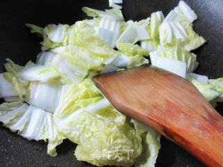 黑木耳香肠炒大白菜的做法步骤：4